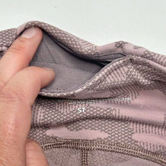 ATHLETA Womens Small TALL Pink Ultimate Stash Pocket Texture Camo Capri Leggings - Picture 5 of 10